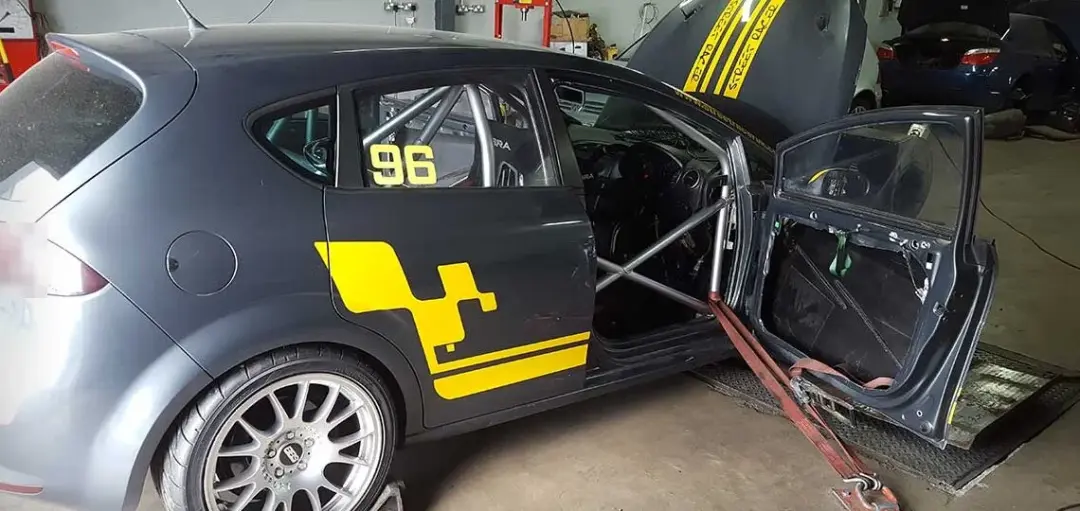 Grey SEAT Leon race car with a roll cage on the dyno
